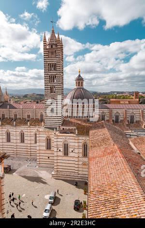 Siena, Italien - 7. April 2022: Die Kathedrale von Siena ist eine mittelalterliche Kirche in Siena, die von den Anfängen an als römisch-katholische Marienkirche geweiht wurde, die heute existiert Stockfoto