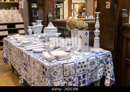 London, UK -23. April 2023: Im Liberty-Shop in der Regent Street steht eine große Auswahl an weißen Tellern, Schüsseln und Tassen zum Verkauf. Stockfoto