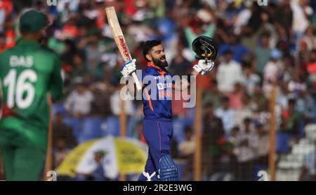 Virat Kohli feiert seine hundert Läufe beim Third One Day International (ODI) von Bangladesch und Indien im Zahur Ahmed Chowdhury Stadium, Sagorika Stockfoto