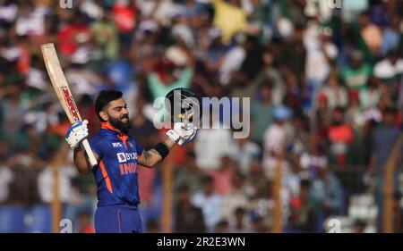 Virat Kohli feiert seine hundert Läufe beim Third One Day International (ODI) von Bangladesch und Indien im Zahur Ahmed Chowdhury Stadium, Sagorika Stockfoto