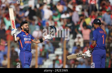 Virat Kohli feiert seine hundert Läufe beim Third One Day International (ODI) von Bangladesch und Indien im Zahur Ahmed Chowdhury Stadium, Sagorika Stockfoto