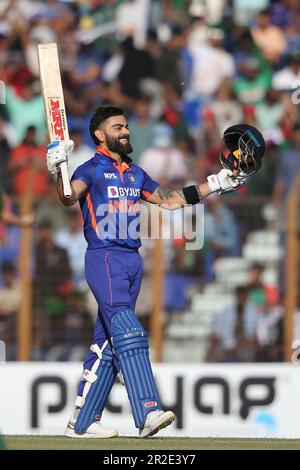 Virat Kohli feiert seine hundert Läufe beim Third One Day International (ODI) von Bangladesch und Indien im Zahur Ahmed Chowdhury Stadium, Sagorika Stockfoto