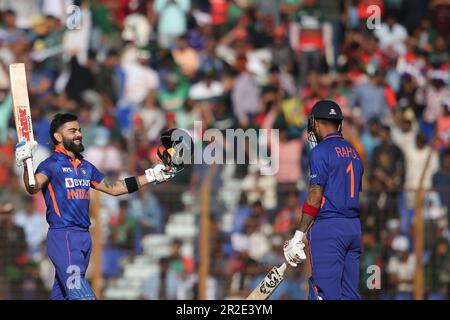 Virat Kohli feiert seine hundert Läufe beim Third One Day International (ODI) von Bangladesch und Indien im Zahur Ahmed Chowdhury Stadium, Sagorika Stockfoto