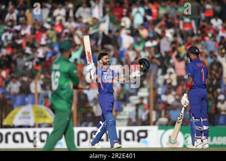 Virat Kohli feiert seine hundert Läufe beim Third One Day International (ODI) von Bangladesch und Indien im Zahur Ahmed Chowdhury Stadium, Sagorika Stockfoto