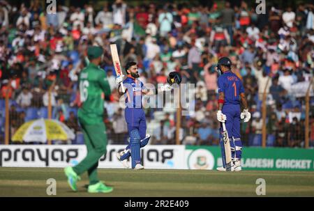 Virat Kohli feiert seine hundert Läufe beim Third One Day International (ODI) von Bangladesch und Indien im Zahur Ahmed Chowdhury Stadium, Sagorika Stockfoto