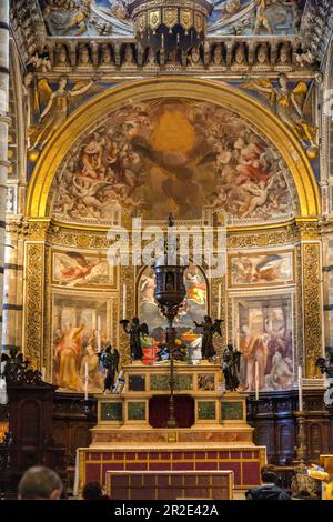 Siena, Italien - 7. April 2022: Innenansicht der Kathedrale von Siena in Siena, die der Himmelfahrt der Maria gewidmet ist. Stockfoto