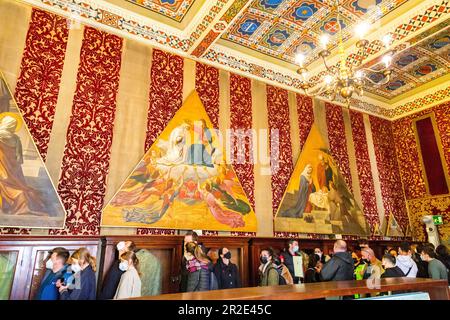 Siena, Italien - 7. April 2022: Innenansicht der Kathedrale von Siena in Siena, die der Himmelfahrt der Maria gewidmet ist. Stockfoto