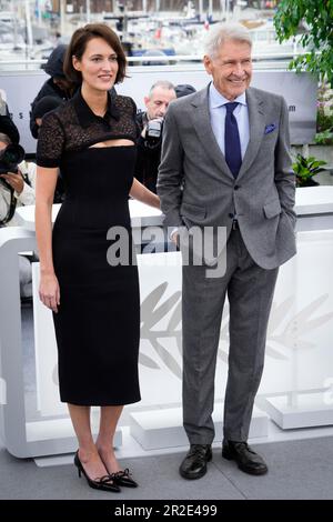 Cannes, Frankreich. 19. Mai 2023. DER US-Schauspieler Harrison Ford und die britische Schauspielerin Phoebe Waller-Bridge nehmen am 19. Mai 2023 im Palais des Festivals in Cannes, Frankreich, an der Fotokonferenz „Indiana Jones and the Dial of Destiny“ Teil, die jedes Jahr 76. stattfindet. (Foto: Daniele Cifala/NurPhoto) Kredit: NurPhoto SRL/Alamy Live News Stockfoto