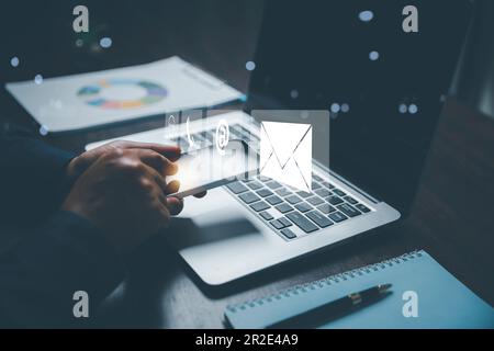 Customer Support Hotline Contact US People Connection Konzept. Webseite Online-Customer-Service-Technologie-Idee. Geschäftsfrau, die ein Smartphone mit e verwendet Stockfoto