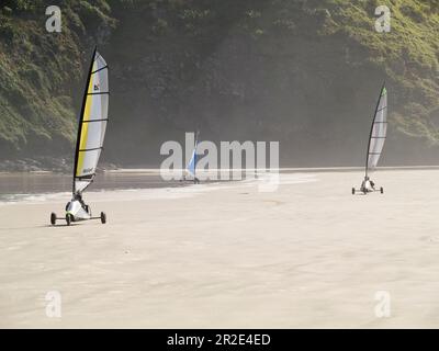 Sandyachten am 9,5 km langen Strand von Neuseeland - Nordinsel Stockfoto