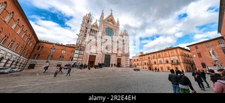 Siena, Italien - 7. April 2022: Die Kathedrale von Siena ist eine mittelalterliche Kirche in Siena, die von den Anfängen an als römisch-katholische Marienkirche geweiht wurde, die heute existiert Stockfoto