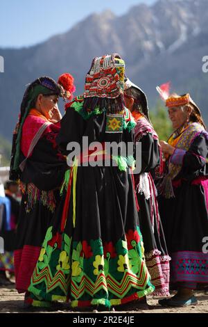 Bamburet, KPK, Pakistan - 05152023: Kalash-Frauen in traditioneller Kleidung beim Chilam Joshi Festival in Chitral Stockfoto