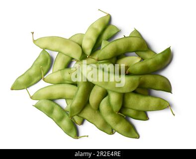 Ein Haufen Erbsenschoten, eine Art Hülsenfrüchte, die aufgrund ihrer nahrhaften Samen und Hülsen weit verbreitet ist, frisch geerntetes Gemüse, isoliert auf weißem Hintergrund Stockfoto