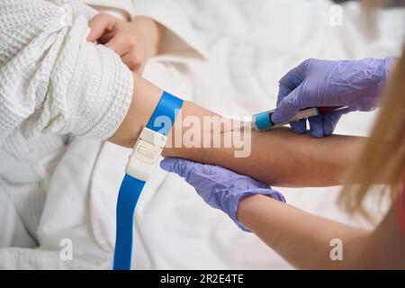 Krankenschwester, die intramuskuläre Injektion in den weiblichen Arm gibt Stockfoto