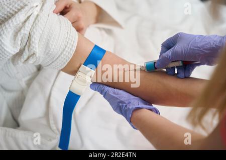 Nahaufnahme der Injektion von Medikamenten mit der Spritze Stockfoto