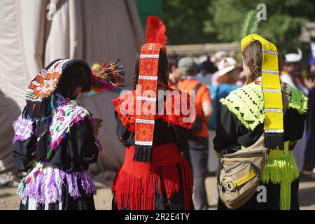 Kalash-Frauen tragen beim Chilam Joshi Festival in Chitral traditionelle Kopfbedeckungen in leuchtenden Farben Stockfoto