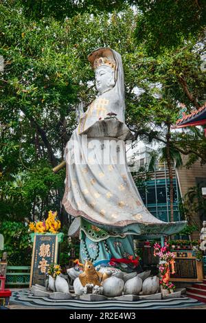 Hongkong, China - 10 2023. April: Kwan-Yin-Schrein im Tin-Hau-Tempel farbenfrohe Gottesstatuen an der Repulse Bay ist ein malerischer taoistischer Tempel Stockfoto