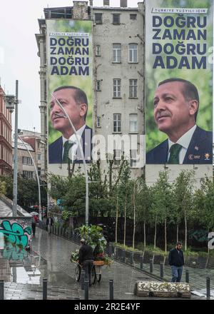 Istanbul, Türkei. 17. Mai 2023. Blick auf Wahlbanner an der Fassade eines Gebäudes in Istanbul. Mit der zweiten Runde der türkischen Wahlen am 28. Mai schwindet die Ungewissheit darüber, wer der nächste Präsident von Türkiye sein wird. Der knappe Sieg des derzeitigen Präsidenten Recep Tayyip Erdo?an in der ersten Runde könnte sich als entscheidend erweisen. Kredit: SOPA Images Limited/Alamy Live News Stockfoto