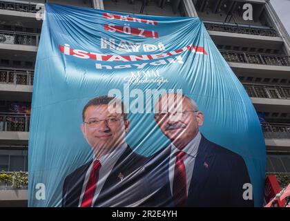 Istanbul, Türkei. 16. Mai 2023. Ein großes Banner mit dem Bild des türkischen Präsidentschaftskandidaten Kemal K?l?Acdaro?lu deckt ein Gebäude in der Istiklal-Straße in Istanbul ab. Mit der zweiten Runde der türkischen Wahlen am 28. Mai schwindet die Ungewissheit darüber, wer der nächste Präsident von Türkiye sein wird. Der knappe Sieg des derzeitigen Präsidenten Recep Tayyip Erdo?an in der ersten Runde könnte sich als entscheidend erweisen. Kredit: SOPA Images Limited/Alamy Live News Stockfoto