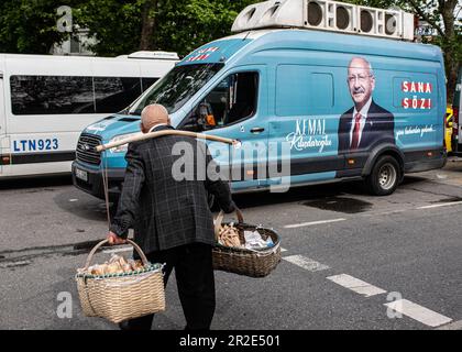 Istanbul, Türkei. 17. Mai 2023. Ein Mann geht vor ein Wahlkampffahrzeug mit dem Bild von Kemal Kilicdaroglu von der KWK, der größten Oppositionspartei von Tayyip Erdogan. Mit der zweiten Runde der türkischen Wahlen am 28. Mai schwindet die Ungewissheit darüber, wer der nächste Präsident von Türkiye sein wird. Der knappe Sieg des derzeitigen Präsidenten Recep Tayyip Erdo?an in der ersten Runde könnte sich als entscheidend erweisen. Kredit: SOPA Images Limited/Alamy Live News Stockfoto