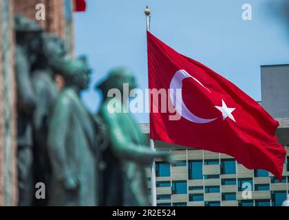 Istanbul, Türkei. 14. Mai 2023. Denkmal der Republik Türkiye auf dem Taksim-Platz, mit der Figur von Kemal Atatürk, dem ersten Präsidenten, und der türkischen Flagge im Hintergrund. Mit der zweiten Runde der türkischen Wahlen am 28. Mai schwindet die Ungewissheit darüber, wer der nächste Präsident von Türkiye sein wird. Der knappe Sieg des derzeitigen Präsidenten Recep Tayyip Erdo?an in der ersten Runde könnte sich als entscheidend erweisen. Kredit: SOPA Images Limited/Alamy Live News Stockfoto