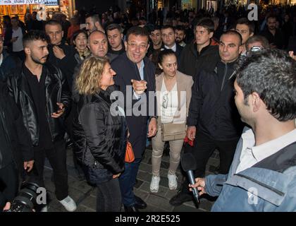 Istanbul, Türkei. 18. Mai 2023. Der Bürgermeister von Istanbul Ekrem ?mamo?lu geht entlang der Istiklal-Straße, während er die Menschen begrüßt. Mit der zweiten Runde der türkischen Wahlen am 28. Mai schwindet die Ungewissheit darüber, wer der nächste Präsident von Türkiye sein wird. Der knappe Sieg des derzeitigen Präsidenten Recep Tayyip Erdo?an in der ersten Runde könnte sich als entscheidend erweisen. Kredit: SOPA Images Limited/Alamy Live News Stockfoto