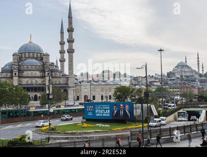 Istanbul, Türkei. 17. Mai 2023. Eine Plakatwand mit Kandidaten für die CHP-Präsidentschaftswahlen in Eminönü neben der Yeni-Cami-Moschee. Mit der zweiten Runde der türkischen Wahlen am 28. Mai schwindet die Ungewissheit darüber, wer der nächste Präsident von Türkiye sein wird. Der knappe Sieg des derzeitigen Präsidenten Recep Tayyip Erdo?an in der ersten Runde könnte sich als entscheidend erweisen. Kredit: SOPA Images Limited/Alamy Live News Stockfoto