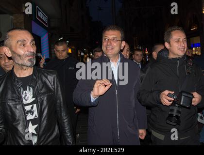 Istanbul, Türkei. 18. Mai 2023. Der Bürgermeister von Istanbul Ekrem ?mamo?lu geht entlang der Istiklal-Straße, während er die Menschen begrüßt. Mit der zweiten Runde der türkischen Wahlen am 28. Mai schwindet die Ungewissheit darüber, wer der nächste Präsident von Türkiye sein wird. Der knappe Sieg des derzeitigen Präsidenten Recep Tayyip Erdo?an in der ersten Runde könnte sich als entscheidend erweisen. Kredit: SOPA Images Limited/Alamy Live News Stockfoto