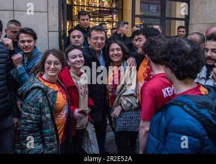 Istanbul, Türkei. 18. Mai 2023. Istanbul Mayor Ekrem ?mamo?lu macht ein Foto mit Menschen entlang der Istiklal-Straße. Mit der zweiten Runde der türkischen Wahlen am 28. Mai schwindet die Ungewissheit darüber, wer der nächste Präsident von Türkiye sein wird. Der knappe Sieg des derzeitigen Präsidenten Recep Tayyip Erdo?an in der ersten Runde könnte sich als entscheidend erweisen. Kredit: SOPA Images Limited/Alamy Live News Stockfoto