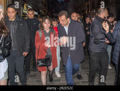 Istanbul, Türkei. 18. Mai 2023. Der Bürgermeister von Istanbul Ekrem ?mamo?lu geht entlang der Istiklal-Straße, während er die Menschen begrüßt. Mit der zweiten Runde der türkischen Wahlen am 28. Mai schwindet die Ungewissheit darüber, wer der nächste Präsident von Türkiye sein wird. Der knappe Sieg des derzeitigen Präsidenten Recep Tayyip Erdo?an in der ersten Runde könnte sich als entscheidend erweisen. Kredit: SOPA Images Limited/Alamy Live News Stockfoto