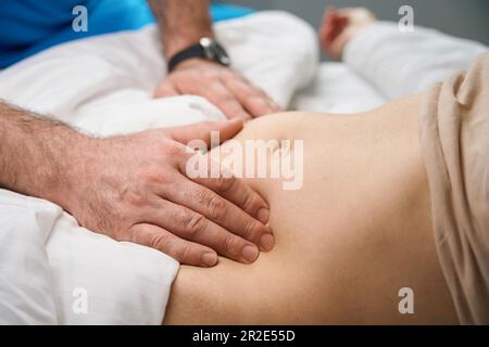 Die kranke Frau wird vom Arzt im Gesundheitszentrum beobachtet Stockfoto