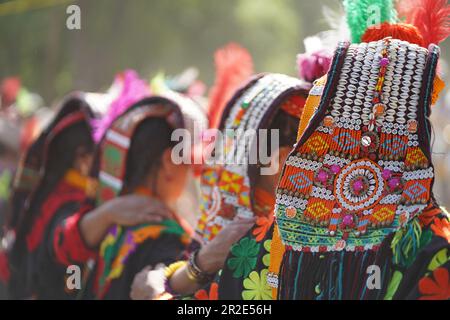 Kalash-Frauen tanzen beim Chilam Joshi Festival in Chitral in lebendigen Farben Stockfoto