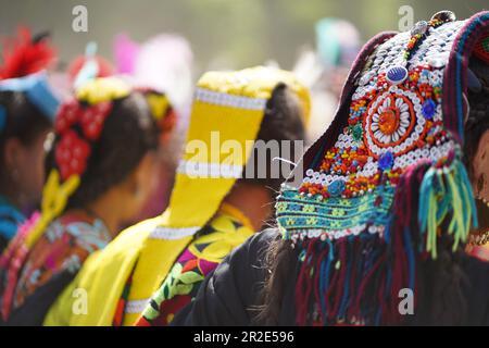 Kalash-Frauen, die beim Chilam Joshi Festival in Chitral tanzen Stockfoto