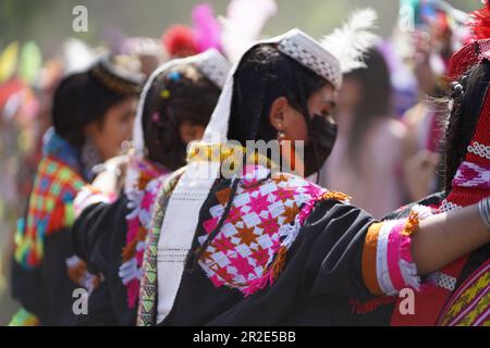 Kalash-Frauen, die beim Chilam Joshi Festival in Chitral tanzen Stockfoto