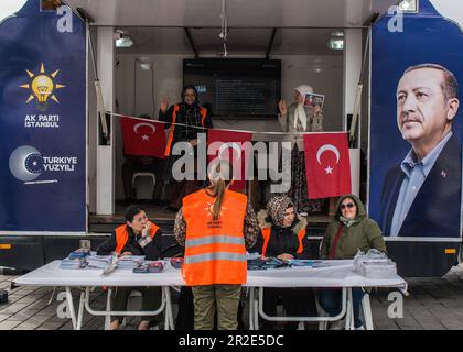 Istanbul, Türkei. 17. Mai 2023. Unterstützer des AK Parti (Adalet ve Kalk?nma Partisi auf Türkisch), der in Urkudar kämpft. Mit der zweiten Runde der türkischen Wahlen am 28. Mai schwindet die Ungewissheit darüber, wer der nächste Präsident von Türkiye sein wird. Der knappe Sieg des derzeitigen Präsidenten Recep Tayyip Erdo?an in der ersten Runde könnte sich als entscheidend erweisen. (Foto: Mario Coll/SOPA Images/Sipa USA) Guthaben: SIPA USA/Alamy Live News Stockfoto