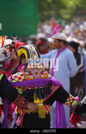 Kalash-Frauen machen sich bereit für den Tanz beim Chilam Joshi Festival in Chitral Stockfoto