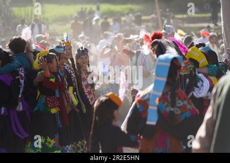 Bamburet, KPK, Pakistan - 05152023: Kalasch-Männer und -Frauen genießen das Chilam Joshi Festival in Chitral Stockfoto