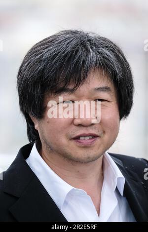 Cannes, Frankreich. 19. Mai 2023. Wang Bing fotografierte während der Fotokonferenz für die Jugend (Frühling) im Rahmen des Internationalen Filmfestivals 76. in Cannes im Palais des Festivals in Cannes, Frankreich Bild von Julie Edwards/Alamy Live News Stockfoto