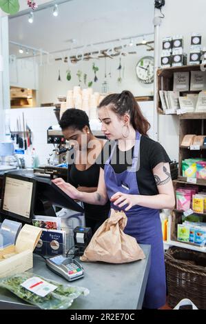 Bailey und Sage, ein unabhängiges Delikatessengeschäft in Parsons Green, einer Gegend in London. Stockfoto