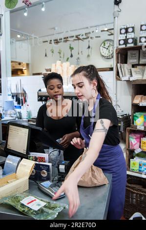 Bailey und Sage, ein unabhängiges Delikatessengeschäft in Parsons Green, einer Gegend in London. Stockfoto