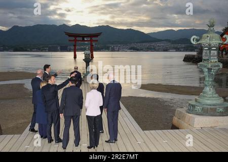 Hatsukaichi, Japan. 19. Mai 2023. Eine Gruppe von Sieben Führern bestaunt die Landschaft am Itsukushima-Schrein auf der Insel Miyajima am ersten Tag des G7-Gipfels am 19. Mai 2023 in Hatsukaichi, Japan. Von links: Der Präsident des Europäischen Rates Charles Michel, der kanadische Premierminister Justin Trudeau, der italienische Premierminister Giorgia Meloni, der französische Präsident Emmanuel Macron, der japanische Premierminister Fumio Kishida, der deutsche Bundeskanzler Olaf Schotz, die Präsidentin der Europäischen Kommission Ursula von der Leyen, der britische Premierminister Rishi Sunak und die USA Präsident Joe Biden. Guthaben: Pool Photo/G7 Hiroshima/Alamy Liv Stockfoto