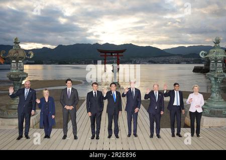 G7 Staats- und Regierungschefs (von links nach rechts): Der Präsident des Europäischen Rates Charles Michel, der italienische Ministerpräsident Giorgia Meloni, der kanadische Premierminister Justin Trudeau, der französische Präsident Emmanuel Macron, der japanische Premierminister Fumio Kishida, der US-Präsident Joe Biden, der deutsche Bundeskanzler Olaf Scholz, der britische Premierminister Rishi Sunak und die Präsidentin der Europäischen Kommission Ursula von der Leyen, Posieren Sie für das Gruppenfoto am Itsukushima-Schrein während des G7 Summit am Freitag, den 19. Mai 2023 in Hiroshima, Japan. Die Mitglieder der G7 - USA, Kanada, Frankreich, Deutschland, Japan, Das Vereinigte Königreich und Italien treffen sich in der japanischen Stadt Hirosh Stockfoto