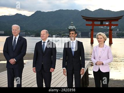 Von links nach rechts posieren US-Präsident Joe Biden, Bundeskanzler Olaf Scholz, Premierminister des Vereinigten Königreichs Rishi Sunak und Präsidentin der Europäischen Kommission Ursula von der Leyen während des G7-Gipfels am Freitag, den 19. Mai 2023 in Hiroshima, Japan, für ein Gruppenfoto auf dem Itsukushima-Schrein. Die Mitglieder der G7 '' USA, Kanada, Frankreich, Deutschland, Japan, Das Vereinigte Königreich und Italien treffen sich am Donnerstag in der japanischen Stadt Hiroshima zu einem jährlichen Gipfel. Die führenden Politiker werden sich auf Russlands Krieg gegen die Ukraine, Chinas aufstrebende Macht und Einfluss, nukleare Abrüstung, künstliche Intelligenz, Klimaänderung konzentrieren Stockfoto