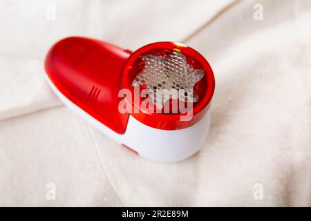 Handgerät zum Entfernen von Stoffpillen auf Strickkleidung Stockfoto