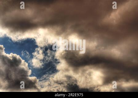 Hochauflösende Wüstensturmwolken am späten Nachmittag Stockfoto