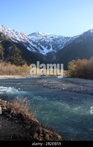 Morgenlandschaft von Kamikochi mit dem Berg Hotaka und dem Fluss Azusa in Japan Stockfoto