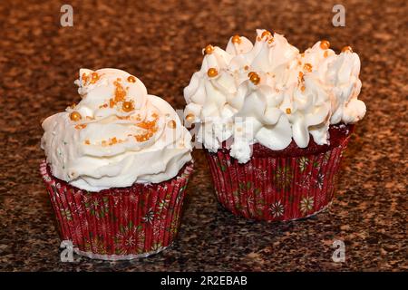 Nahaufnahme eines schicken, dekorativen, frisch gebackenen Cupcakes Stockfoto