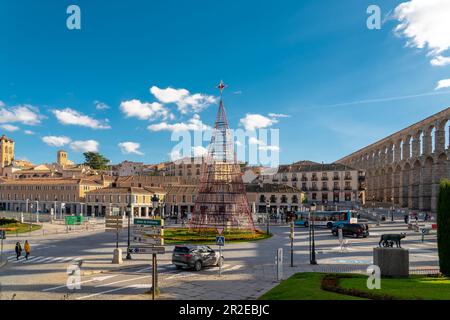 SEGOVIA, Spanien - November 13 2022: Das Stadtzentrum von Segovia bereitet die Weihnachtsfeier vor. Weihnachtsbaum in der Mitte des platzes. Stockfoto