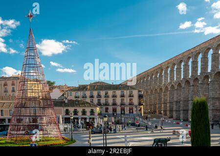 SEGOVIA, Spanien - November 13 2022: Das Stadtzentrum von Segovia bereitet die Weihnachtsfeier vor. Weihnachtsbaum in der Mitte des platzes. Stockfoto