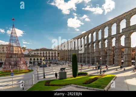 SEGOVIA, Spanien - November 13 2022: Das Stadtzentrum von Segovia bereitet die Weihnachtsfeier vor. Weihnachtsbaum in der Mitte des platzes. Stockfoto